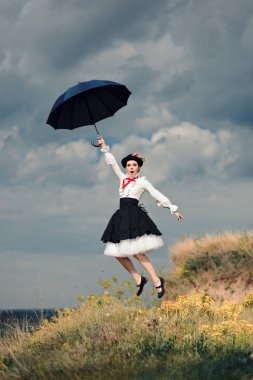 Fantezi portre havada şemsiye ile Retro kadın