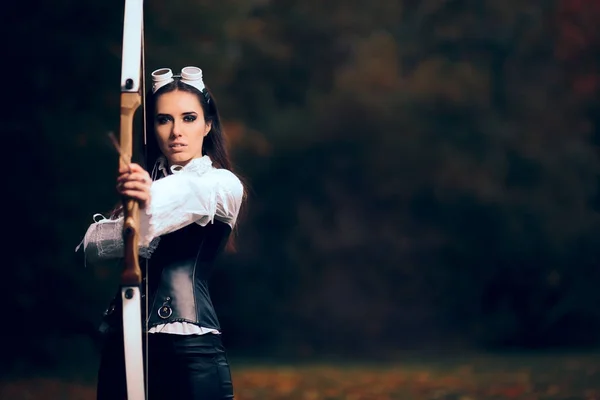 Женщина лучник воин в костюме с луком и стрелой — стоковое фото