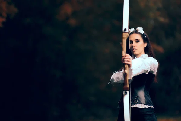 Guerreiro Arqueiro Feminino em Fantasia com Arco e Seta — Fotografia de Stock