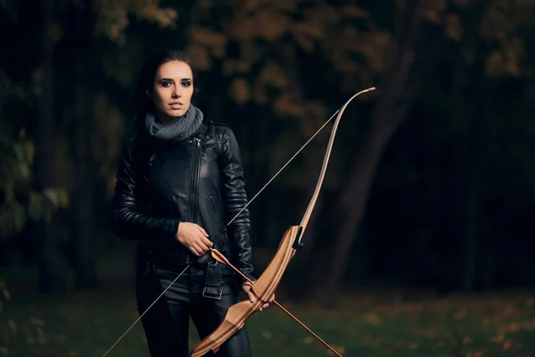 Archer kadın hedef eğitim ok ve yayla — Stok fotoğraf