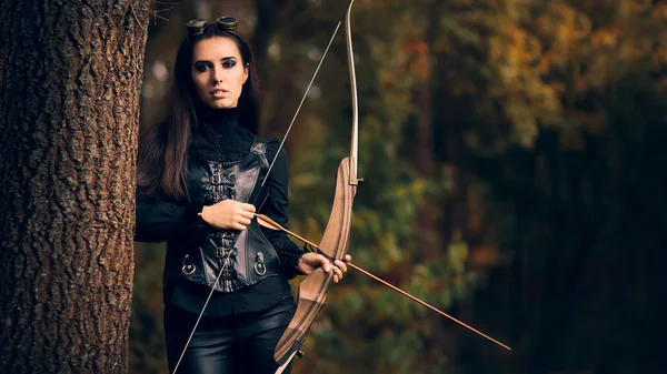 Guerrera arquera con traje de arco y flecha — Foto de Stock