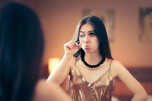 Woman Having Difficulties Using an Eyelash Curler Beauty Instrument — Stock Photo, Image