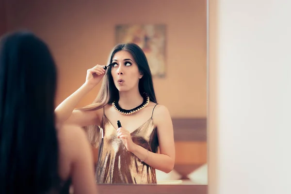 Mujer Aplicando Rímel Preparándose para la Fiesta — Foto de Stock