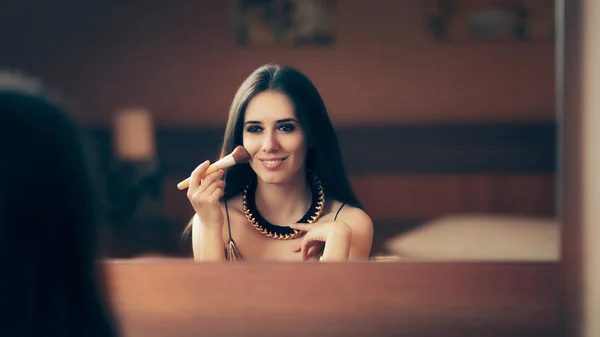 Mulher com escova de maquiagem se preparando para a festa — Fotografia de Stock