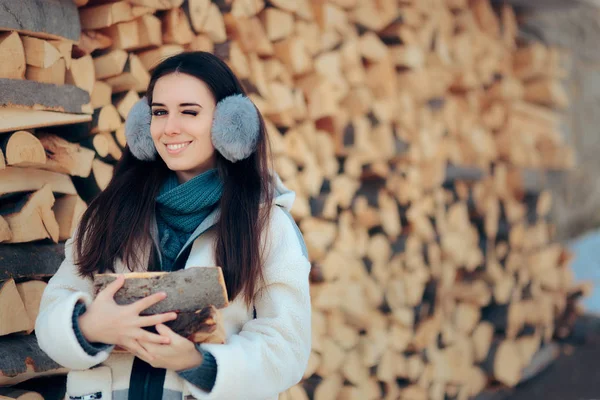 Winking meisje voor Vuur hout stapel klaar voor Winter — Stockfoto