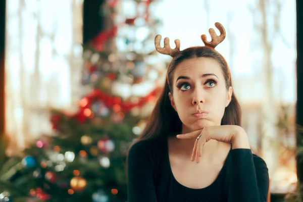 Üzgün sıkılmış kadın yok Noel akşam yemeği partide eğleniyor — Stok fotoğraf