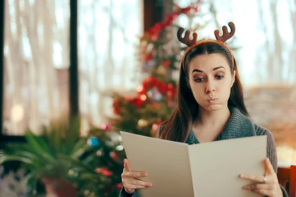 Menu de leitura da mulher no restaurante Natal Jantar Festa — Fotografia de Stock