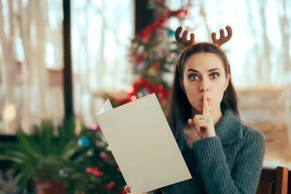 Menú de lectura de mujer en el restaurante Christmas Dinner Party —  Fotos de Stock