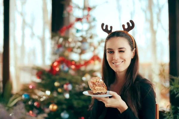 Boldog asszony eszik süteményt, a karácsonyi vacsora — Stock Fotó