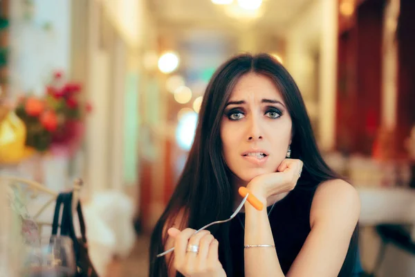 Mujer divertida comiendo comida saludable en un restaurante en una fiesta — Foto de Stock