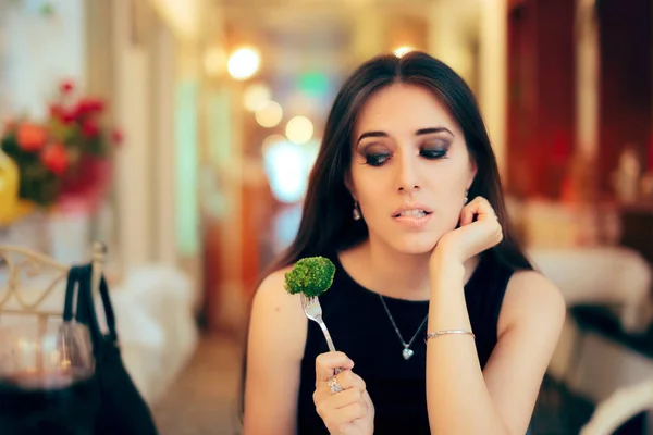 Mujer divertida comiendo brócoli en una fiesta — Foto de Stock