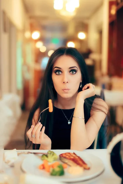 Смешная женщина ест здоровую пищу в ресторане на вечеринке — стоковое фото
