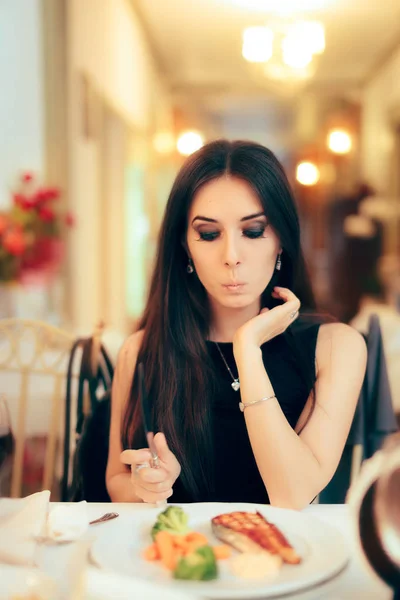 Femme drôle Manger des aliments sains au restaurant lors d'une fête — Photo