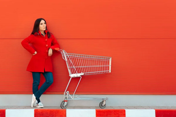 Vrouw met kar klaar voor het winkelen Spree op verkoop seizoen — Stockfoto