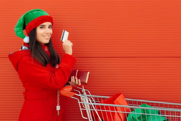 Lycklig kvinna betala med kort på hennes gåva Shopping Spree — Stockfoto