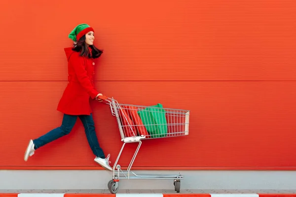 Gelukkige vrouw met Shopping Cart klaar voor Kerstmis te koop — Stockfoto