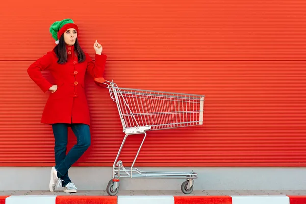Žena s nákupní košík připravené na vánoční prodej — Stock fotografie