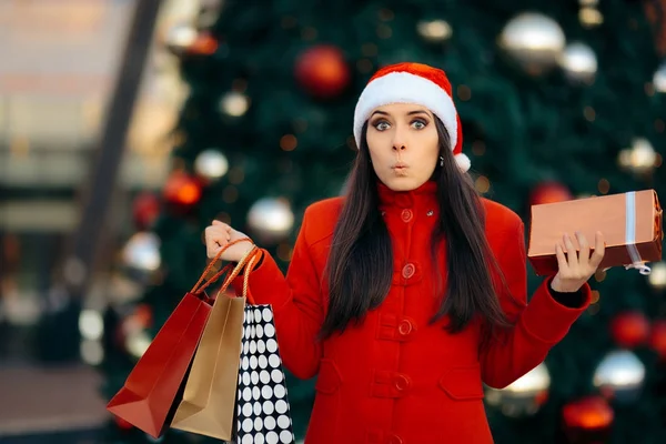 Рождественская девочка с сумками и подарочной коробкой — стоковое фото