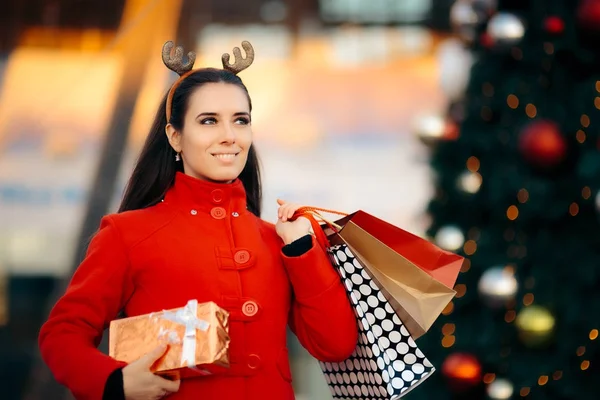 Fille shopping de Noël avec sacs et boîte cadeau — Photo