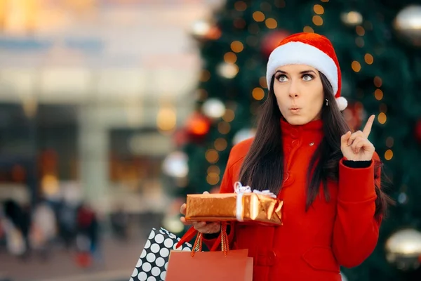 Рождественская девочка с сумками и подарочной коробкой — стоковое фото