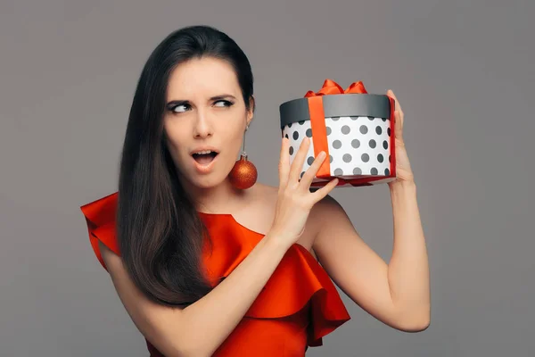 Mujer con regalo de Navidad lista para la fiesta de glamour —  Fotos de Stock