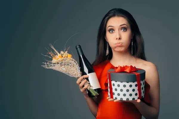 Chica con caja de regalo, botella de vino y ramo de flores listo para la fiesta — Foto de Stock