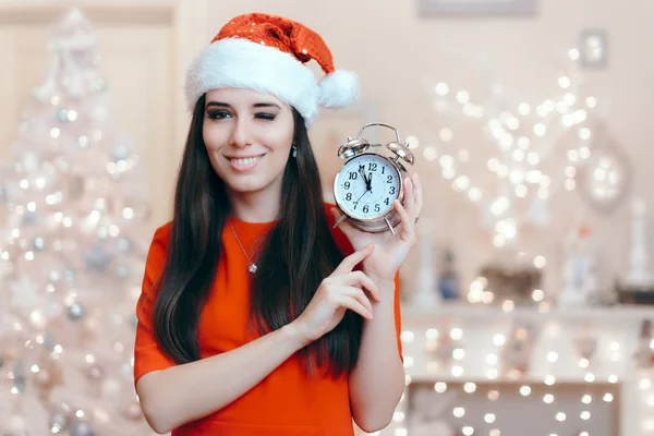 Mulher de Natal com Relógio de Alarme Esperando Papai Noel — Fotografia de Stock