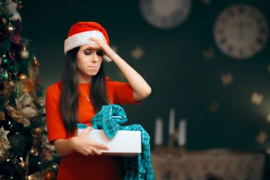 Kız açılış pijama içinde bulma bir kötü Noel hediyesi üzgün