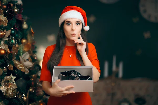 Wesoła Dziewczyna Odbiera Srebrne Płaskie Buty Jako Prezent Boże Narodzenie — Zdjęcie stockowe