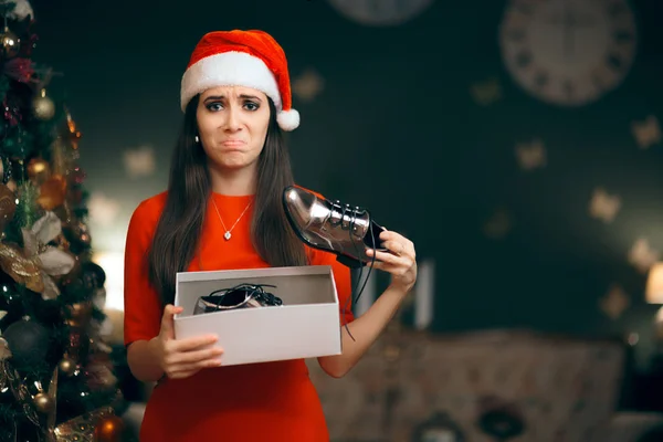 Mulher Triste Odiando Receber Sapatos Planos Como Presente Natal — Fotografia de Stock