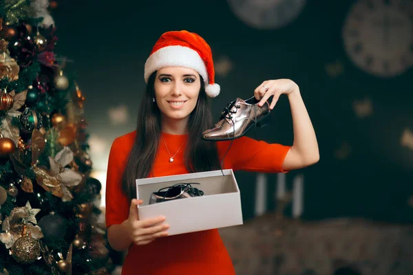 Vidám Lány Ezüst Lapos Cipőt Kap Karácsonyi Ajándékként — Stock Fotó