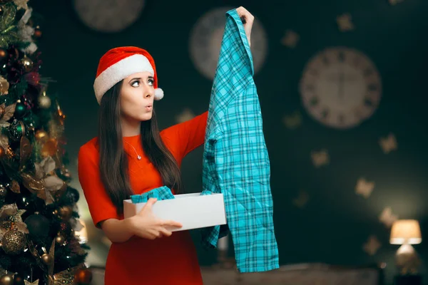 Mujer Navidad Recibiendo Pijamas Como Regalo — Foto de Stock