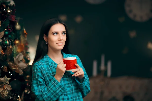 Piękna Kobieta Piżamie Hot Drink Obok Jej Choinki — Zdjęcie stockowe