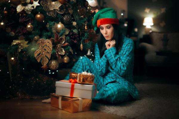 Alegre Chica Encontrar Montón Regalos Bajo Árbol Navidad —  Fotos de Stock