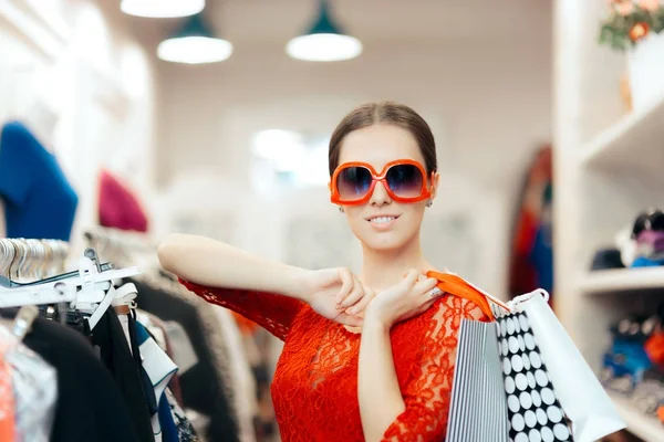 服を買いに赤のレースのドレスを着た女性 — ストック写真