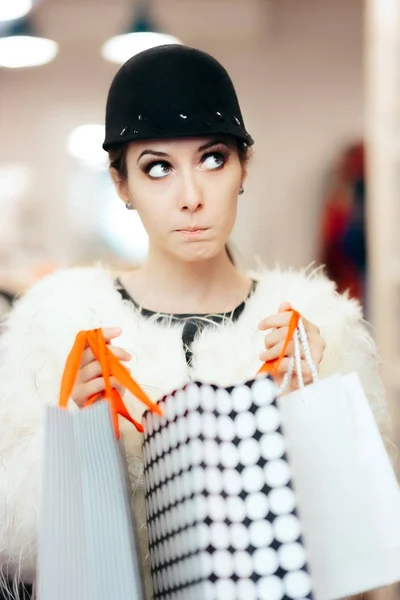 Perempuan Bermantel Fur Dan Topi Gaya Cute Belanja — Stok Foto