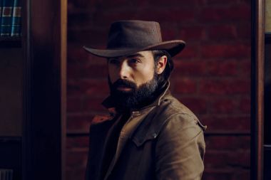 Western tarzı portre yakışıklı adam giyen kovboy şapkası