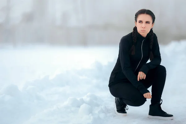 Fatiguée Coureuse Repos Attacher Ses Chaussures Hiver Plein Air Formation — Photo