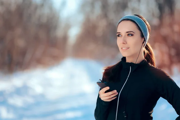 Mulher Ouvindo Sua Lista Músicas Favoritas Durante Exercício Temporada Inverno — Fotografia de Stock