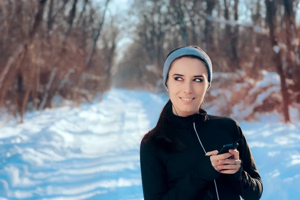 Mulher Ouvindo Sua Lista Músicas Favoritas Durante Exercício Temporada Inverno — Fotografia de Stock