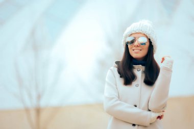 Ayna güneş gözlüğü ve Beyaz önlük ile rahat moda kadın