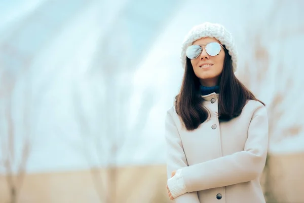 Casual Mode Vrouw Met Mirror Zonnebril Witte Vacht — Stockfoto