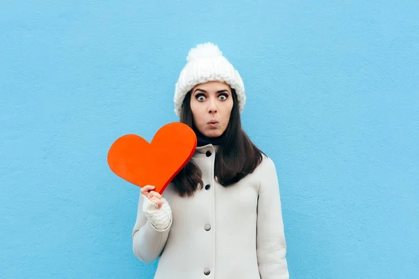 Mujer Divertida Enamorada Sosteniendo Corazón Sobre Fondo Azul — Foto de Stock