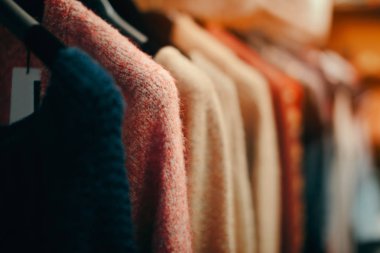 Giyecek maddeleri moda mağaza bir raf üzerinde