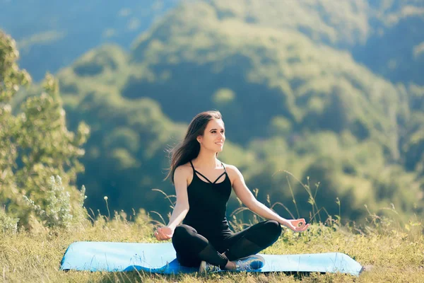 Gülümseyen Kadın Meditasyon Yoga Poz Mat Açık Havada — Stok fotoğraf