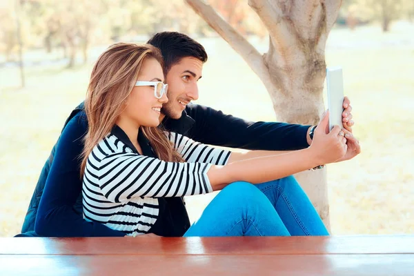 Cute Couple Using Tablet Outdoors Nature — Stock Photo, Image