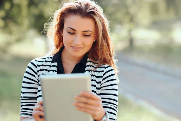 Hermosa Mujer Joven Con Tablet Ver Vídeo Aire Libre —  Fotos de Stock