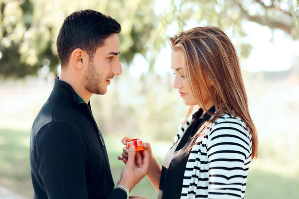 Triste Novia Decepcionada Recibir Pequeño Regalo San Valentín Novio — Foto de Stock