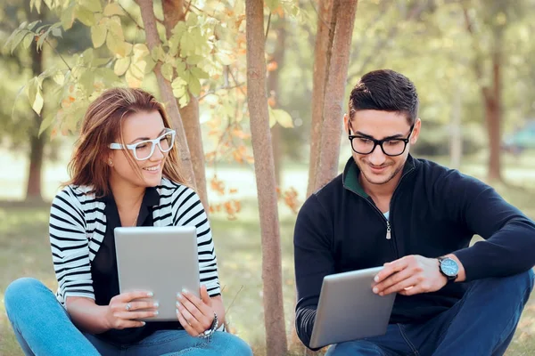 Studenten Met Digitale Tabletten Zittend Het Gras Campus Van Universiteit — Stockfoto