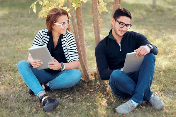 Studenții Tablete Digitale Care Stau Iarbă Campusul Universitar — Fotografie, imagine de stoc